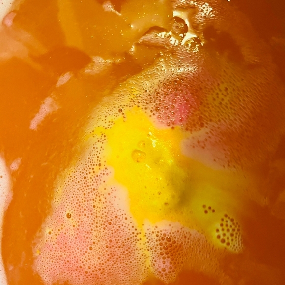 🌟LUSH Golden Egg Spring 2023 DISCONTINUED Bath Bomb Melt NWT - Picture 2 of 4